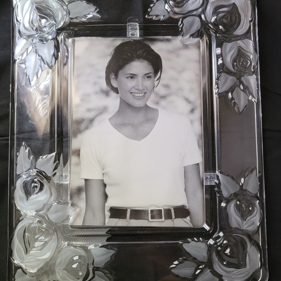 Fifth Avenue Crystal 5x7 frame inlaid rose - Picture 2 of 5